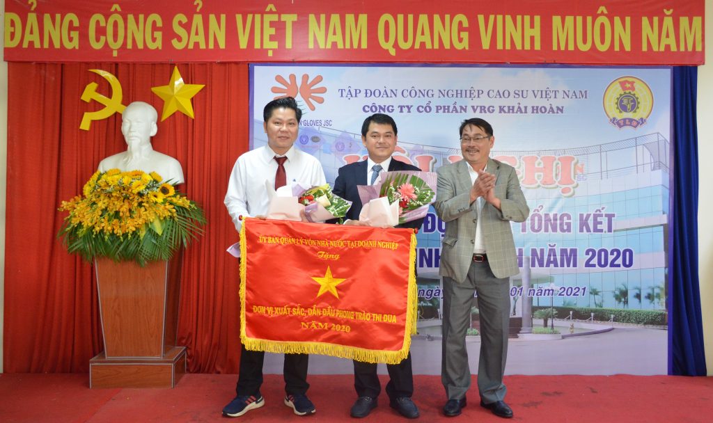VRG Khai Hoan received the excellent emulation flag from the State Capital Management Committee in Enterprises