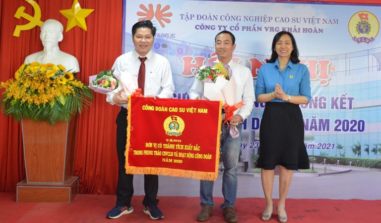 The Company Union received the excellent emulation flag of the Vietnam Rubber Union