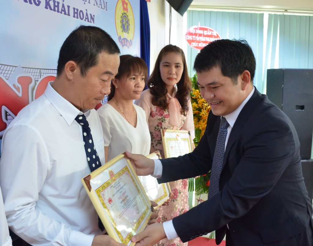 Mr. Duong Duy Phu - General Director of VRG Khai Hoan awarded at the conference